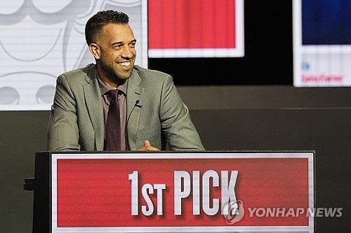 기뻐하는 애틀랜타 호크스의 랜드리 필즈 단장