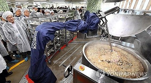 급식 로봇 살펴보는 조희연 교육감