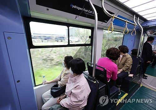 승객 태우고 달리는 수소트램