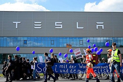 테슬라 독일공장 앞 시위
