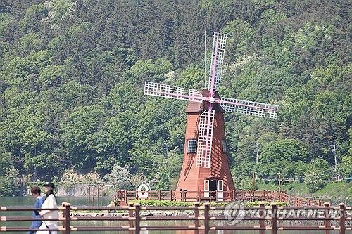 봄기운 만끽하는 시민들