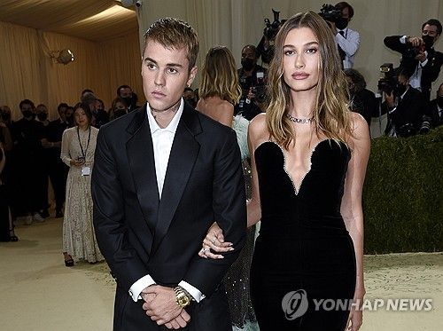 지난 2021년 '멧 갈라'에 참석한 저스틴 비버(왼쪽)