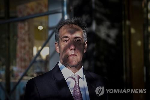 법정 출석을 위해 자택을 나서는 마이클 코언