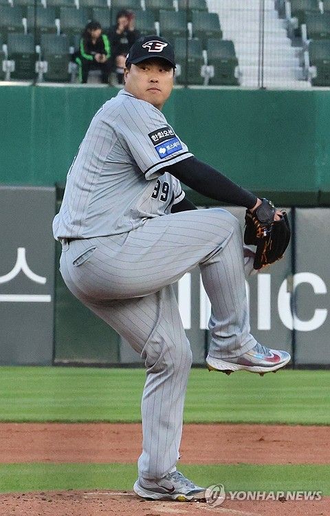 투구하는 류현진