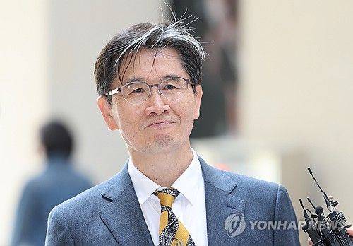 취재진 질문 듣는 오동운 공수처장 후보
