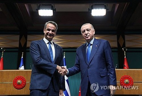 13일(현지시간) 튀르키예 수도 앙카라에서 키리아코스 미초타키스 총리(왼쪽)와 정상회담한 레제프 타이이프 에르도안 튀르키예 대통령
