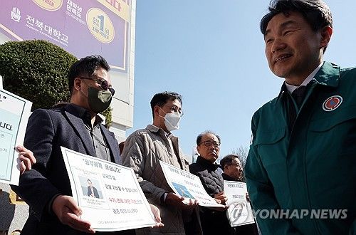 '의대 증원 반대' 항의 팻말 지나는 이주호 부총리