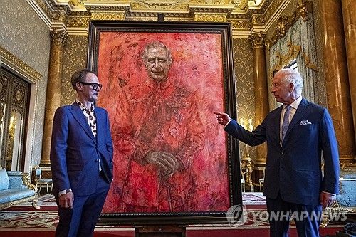 찰스 3세 국왕(오른쪽)이 14일(현지시간) 버킹엄궁에서 조너선 여우가 그린 공식 초상화를 공개하고 있다. [AP=연합뉴스]