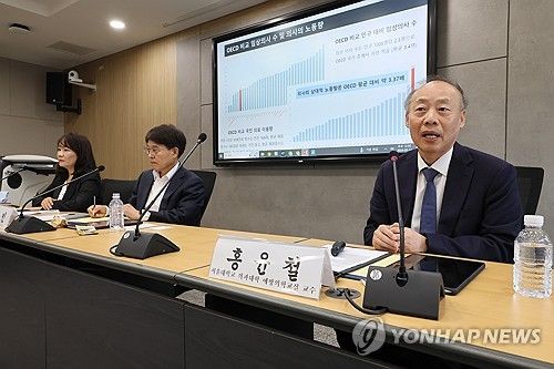 '의사정원 어떻게 하나?' 정책 & 지식 포럼에서 발제하는 홍윤철 교수