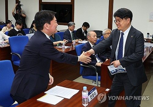 악수하는 안철수-임현택