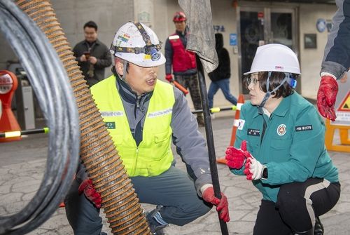 지난 3월 용문시장 일대 하수관로 준설 현장을 찾은 박희영 용산구청장