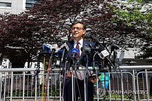 뉴욕 맨해튼 법원 앞 기자회견하는 존슨 하원의장