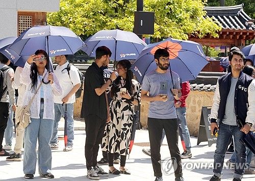 춘향제 찾은 외국인 관광객들