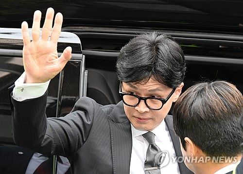 손 흔드는 한동훈 비대위원장