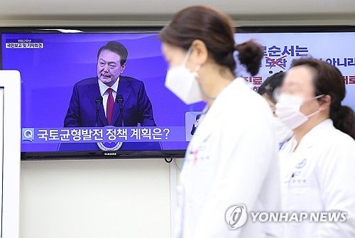 윤석열 대통령 기자회견 방송 지나치는 의료인