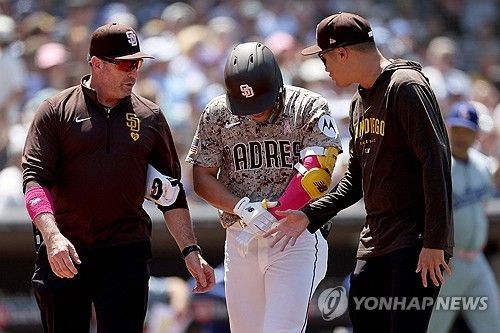 손등 통증 호소하는 김하성(가운데)