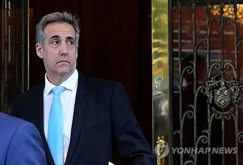 법정으로 이동하는 마이클 코언