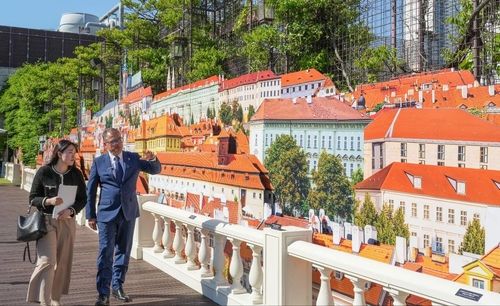 현대백화점을 찾은 이반 얀차렉 주한 체코대사가 하늘정원을 살펴보고 있다. [사진/성연재 기자] 