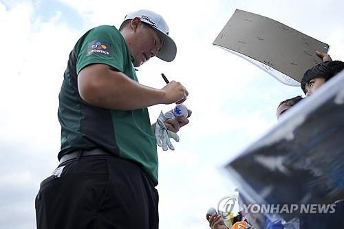 PGA 챔피언십을 앞두고 연습 라운드 도중 팬들에게 사인해주는 임성재.