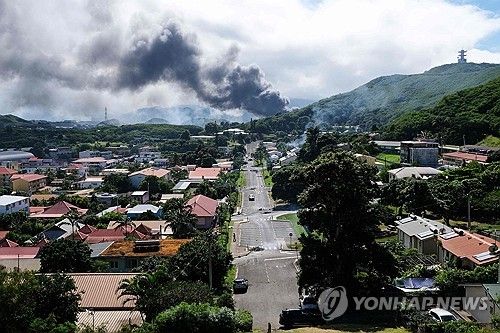 검은 연기 피어오르는 프랑스령 누벨칼레도니 수도