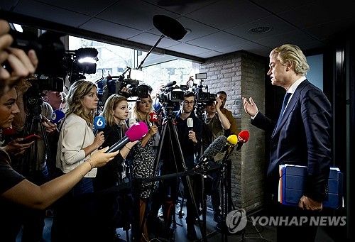연정 협상 결과 설명하는 자유당 대표