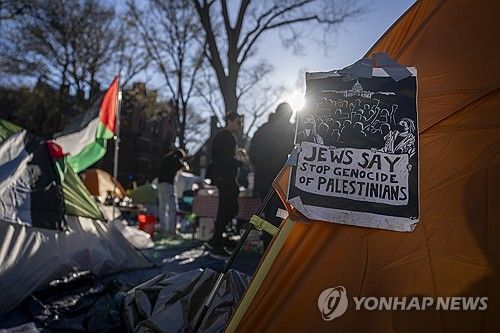 지난달 25일(현지시간) 하버드대 캠퍼스안에서 텐트 농성 중인 가자전쟁 반대 시위 학생들