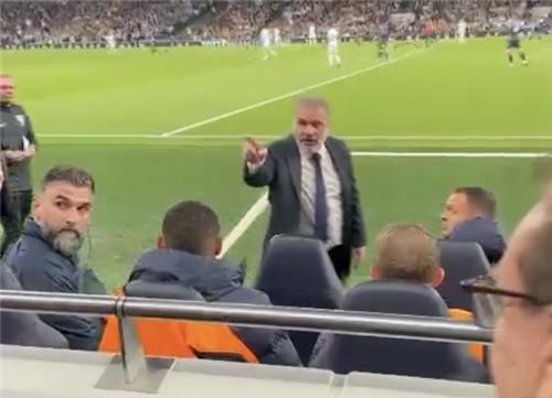 팬과 언쟁하는 포스테코글루 감독