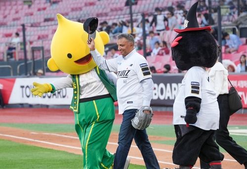 지난 14일 프로야구 kt wiz 홈경기에서 시구자로 나선 안와르 알 히즈아지 에쓰오일 최고경영자(CEO).[에쓰오일 제공. 재판매 및 DB 금지]