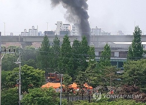 용두동 환경자원센터 화재로 피어오르는 연기