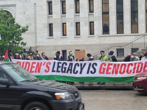 바이든 연설장 앞에서 시위하는 친팔레스타인 시위대