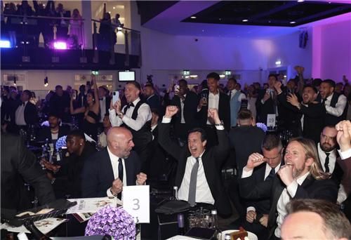 기뻐하는 에메리 감독