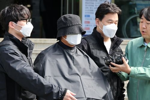 검찰로 압송되는 A씨