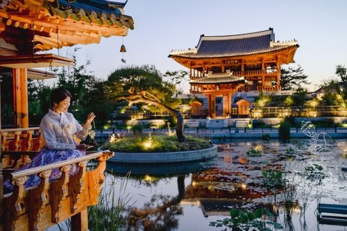 한복 입고 국립세종수목원 전통정원 관람하는 탐방객