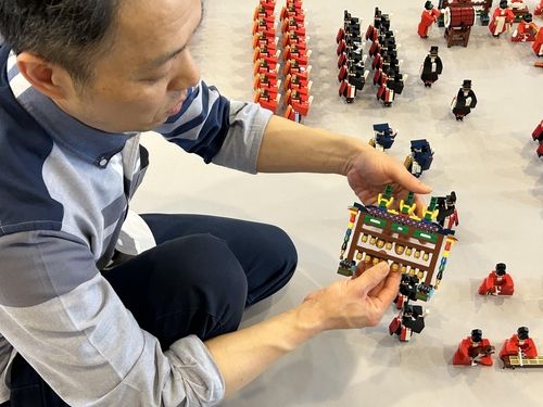 작품을 설명하는 콜린진 작가 