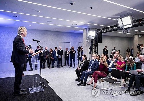 새 연립정부 합의내용 발표하는 빌더르스 대표