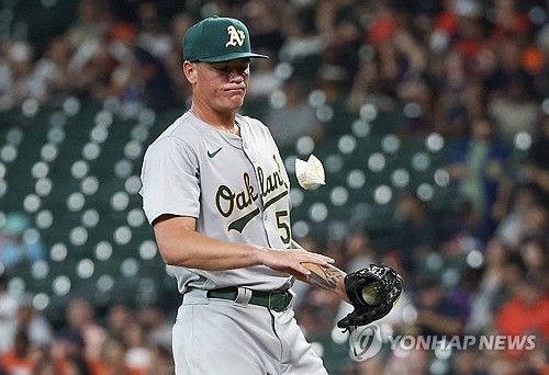 로진백 만지는 브룩스