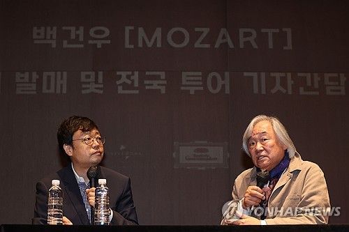 음반 소개하는 백건우 피아니스트