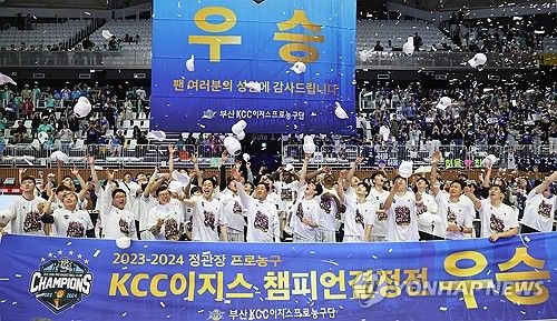 우승 자축하는 KCC