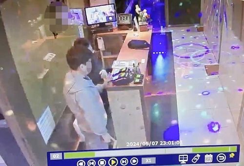 카드 단말기에 허위 정보 입력하는 피의자