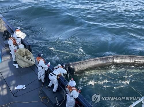 2022년 11월 전남 여수시 돌산읍 동쪽 해상에서 정박 중이던 LPG 운반선에서 기름이 누출돼 방재 작업이 진행 중인 모습. [여수해경 제공. 재판매 및 DB 금지]