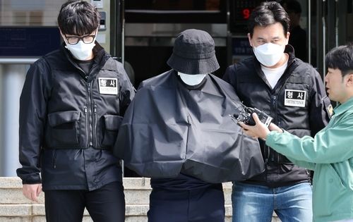 검찰로 압송되는 A씨