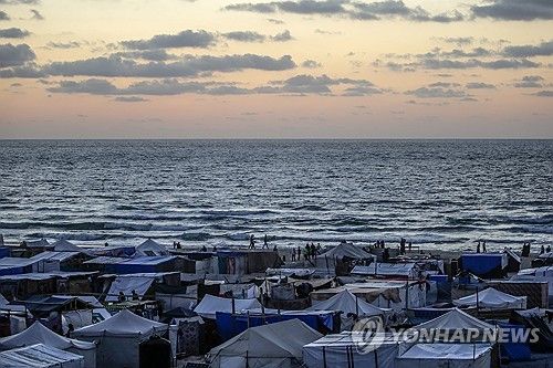 15일(현지시간) 이스라엘군의 대피 명령으로 가자지구 칸 유니스를 떠나 바닷가에 임시 텐트를 차린 팔레스타인 피란민들