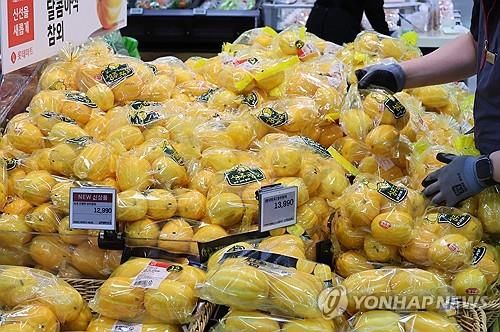 대형마트의 참외 판매 행사