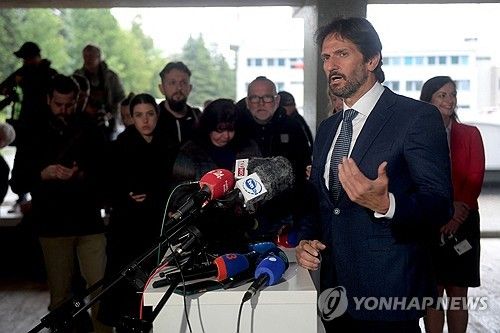 기자회견을 통해 총리의 상태를 전하는 로베르토 칼리낙 슬로바키아 국방장관