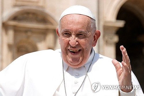 15일(현지시간) 바티칸 성베드로 광장에서 미소짓는 프란치스코 교황