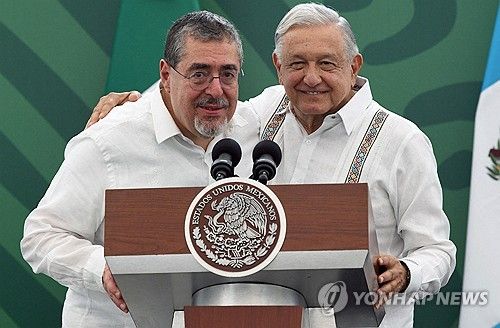 나란히 선 과테말라·멕시코 정상