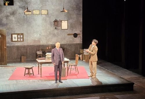 공연 뒤 무대인사 하는 연극 '웃음의 대학' 배우들