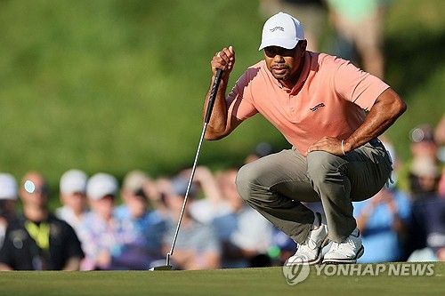 1라운드 10번 홀 그린 살피는 타이거 우즈