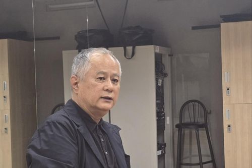 인터뷰 중인 배우 송승환