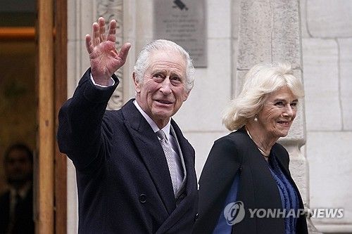 찰스 3세가 올해 1월 커밀라 왕비와 함께 병원을 나서는 모습. [AP=연합뉴스 자료사진]